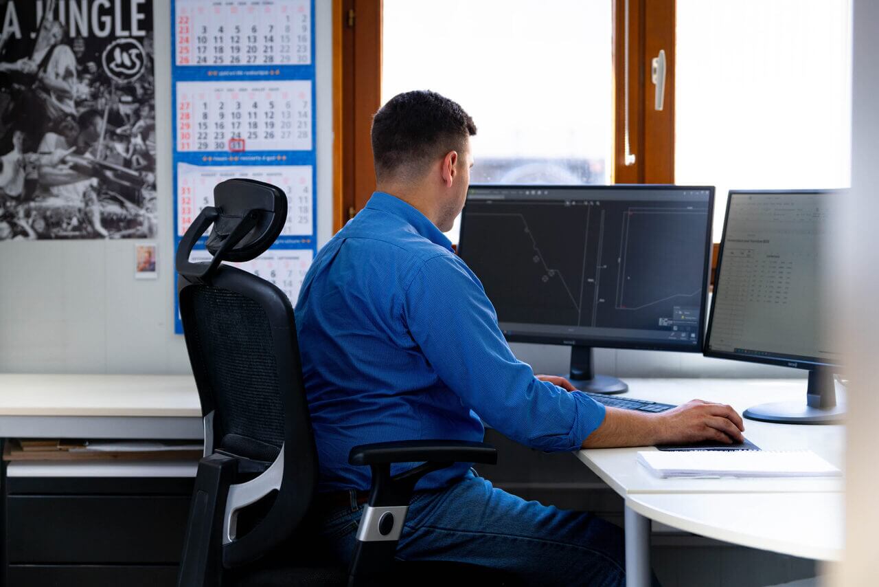 Monsieur Launois travaillant devant son PC