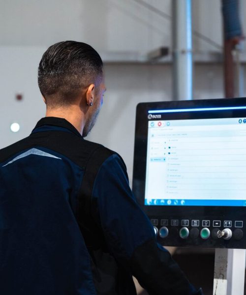 Collaborateur travaillant sur un écran